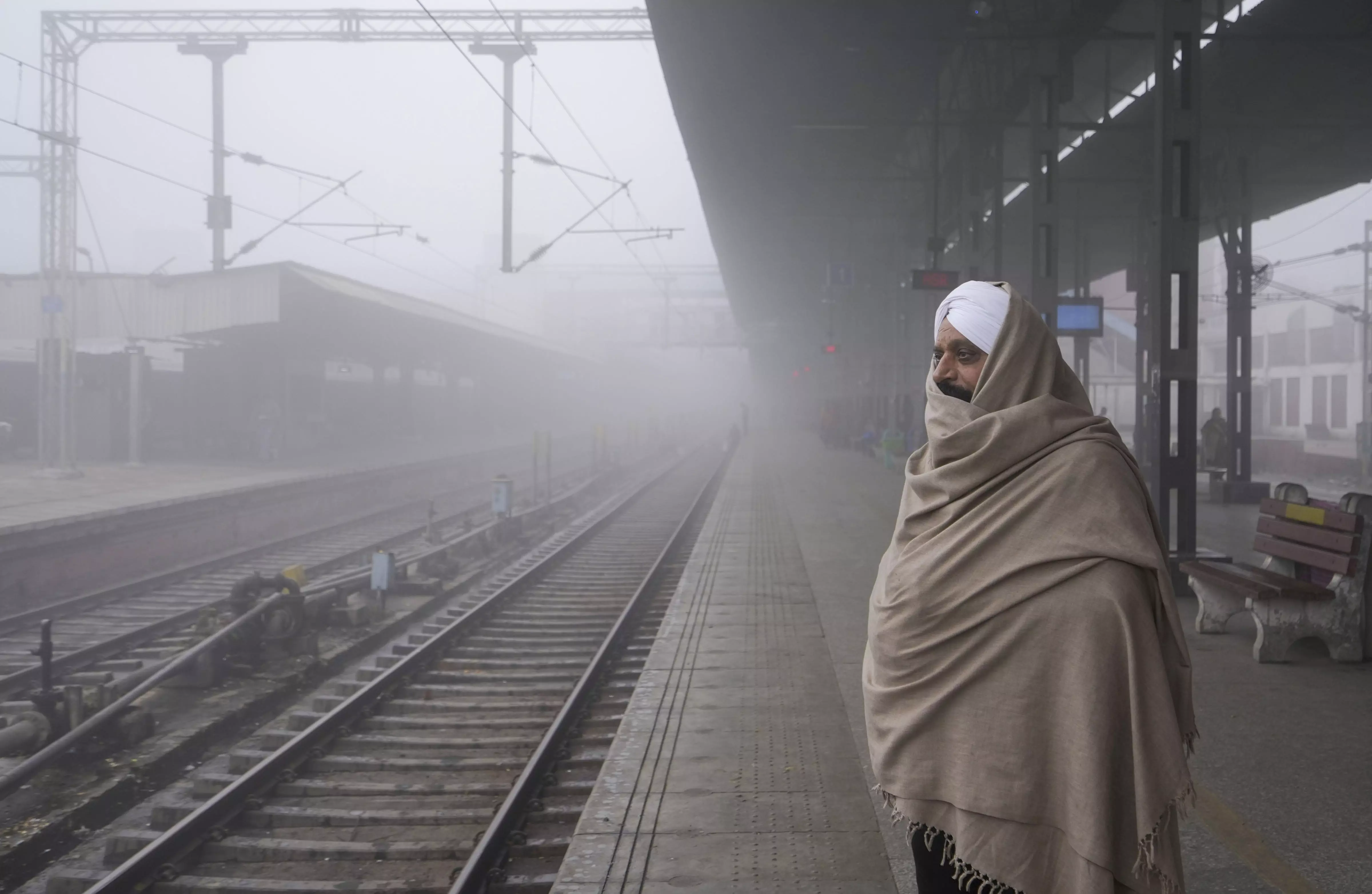 Thick fog delays 25 trains in Delhi