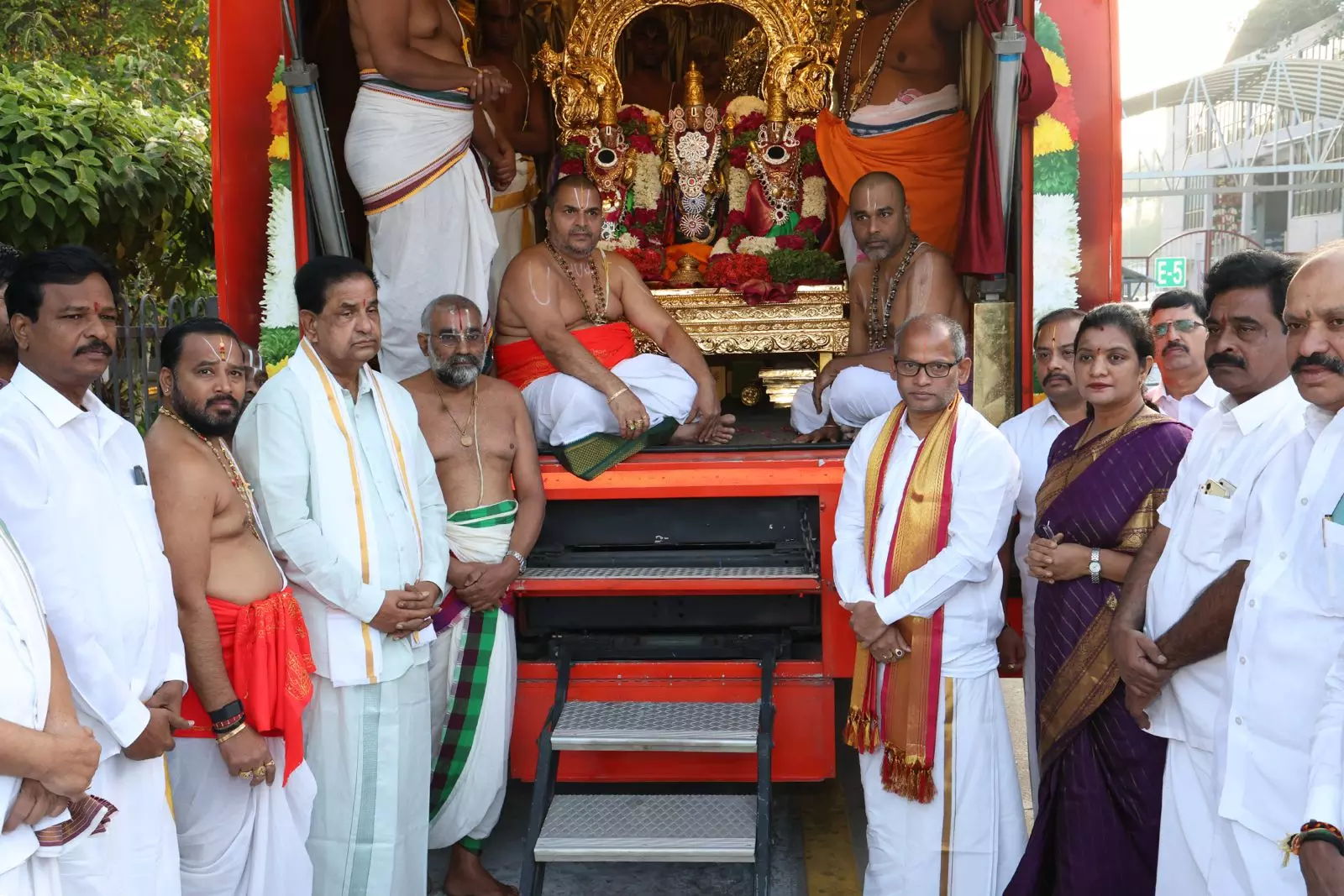 Srivari Kalyanaratham Leaves for Kumbh Mela from Tirumala