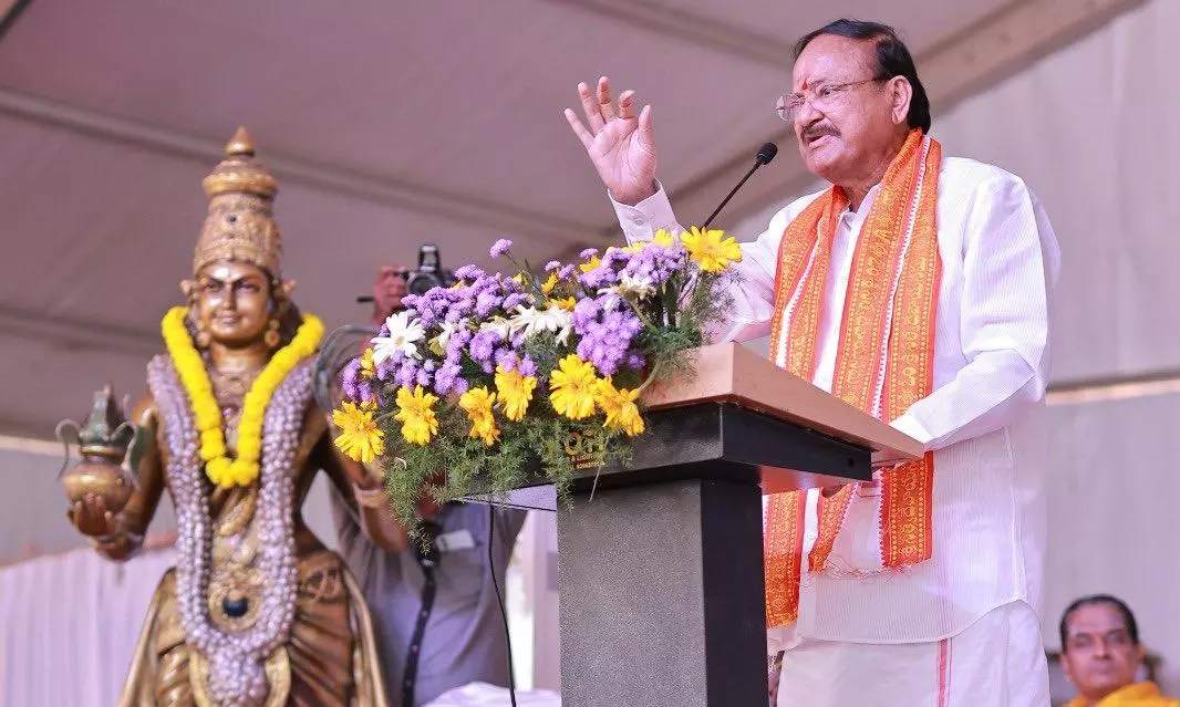 Venkaiah Naidu Wants Governance of AP in Telugu Language