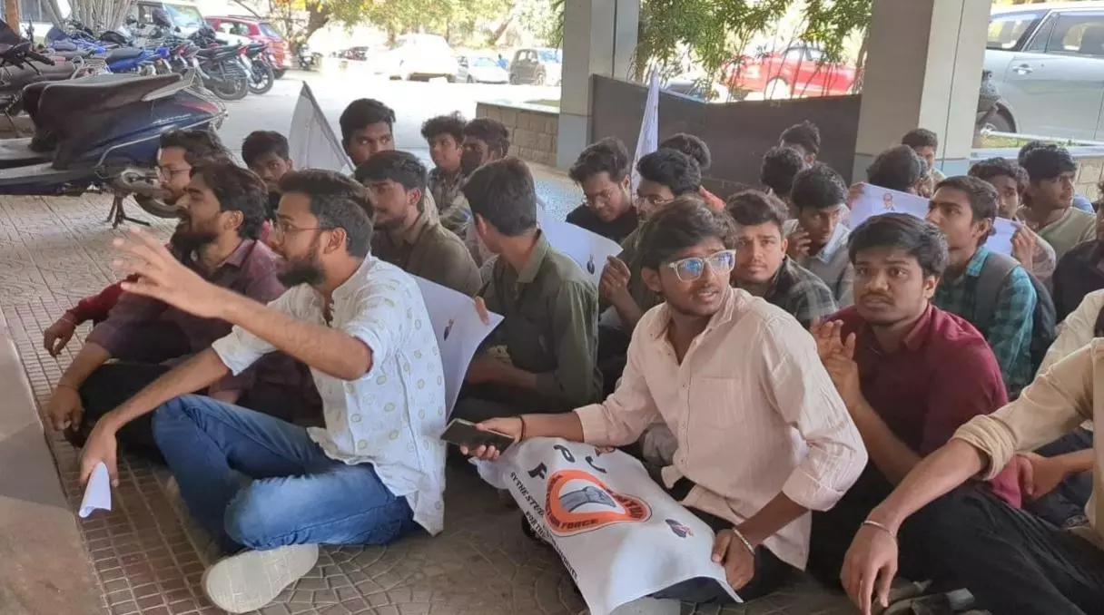 JNTUH students protest unhygienic conditions, lack of hostels