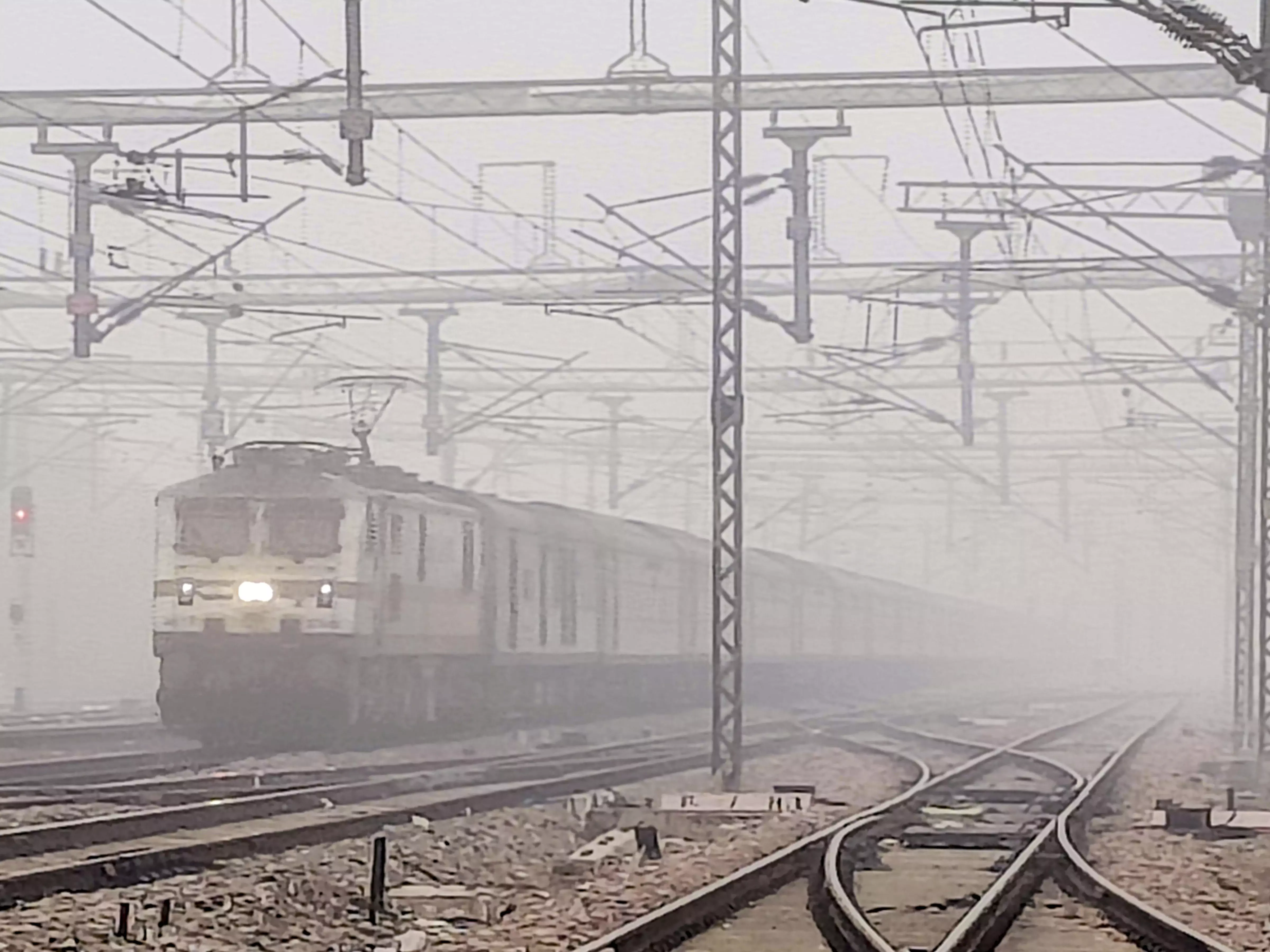 Dense fog envelops Delhi, 45 trains delayed