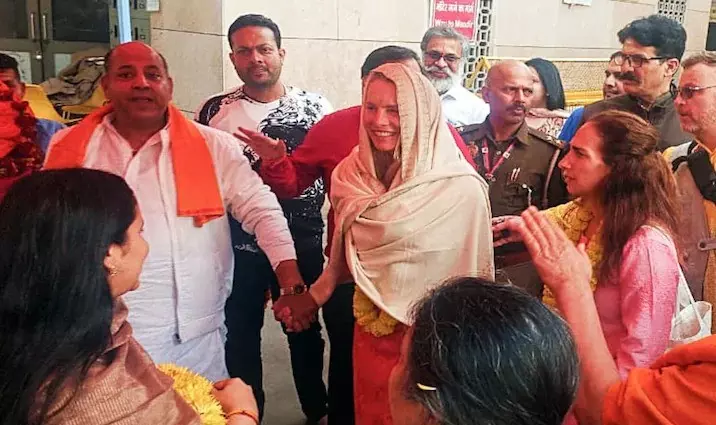 Steve Jobs wife offers prayers at Kashi Vishwanath temple