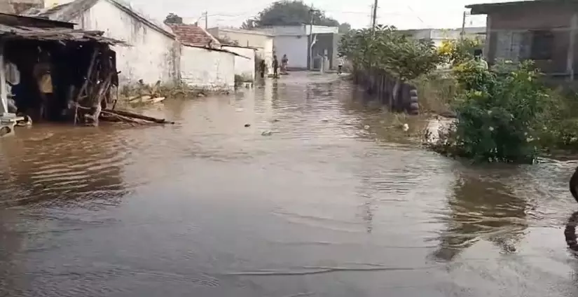 Floodwater inundates Mannempally village as canal breaches in Karimnagar