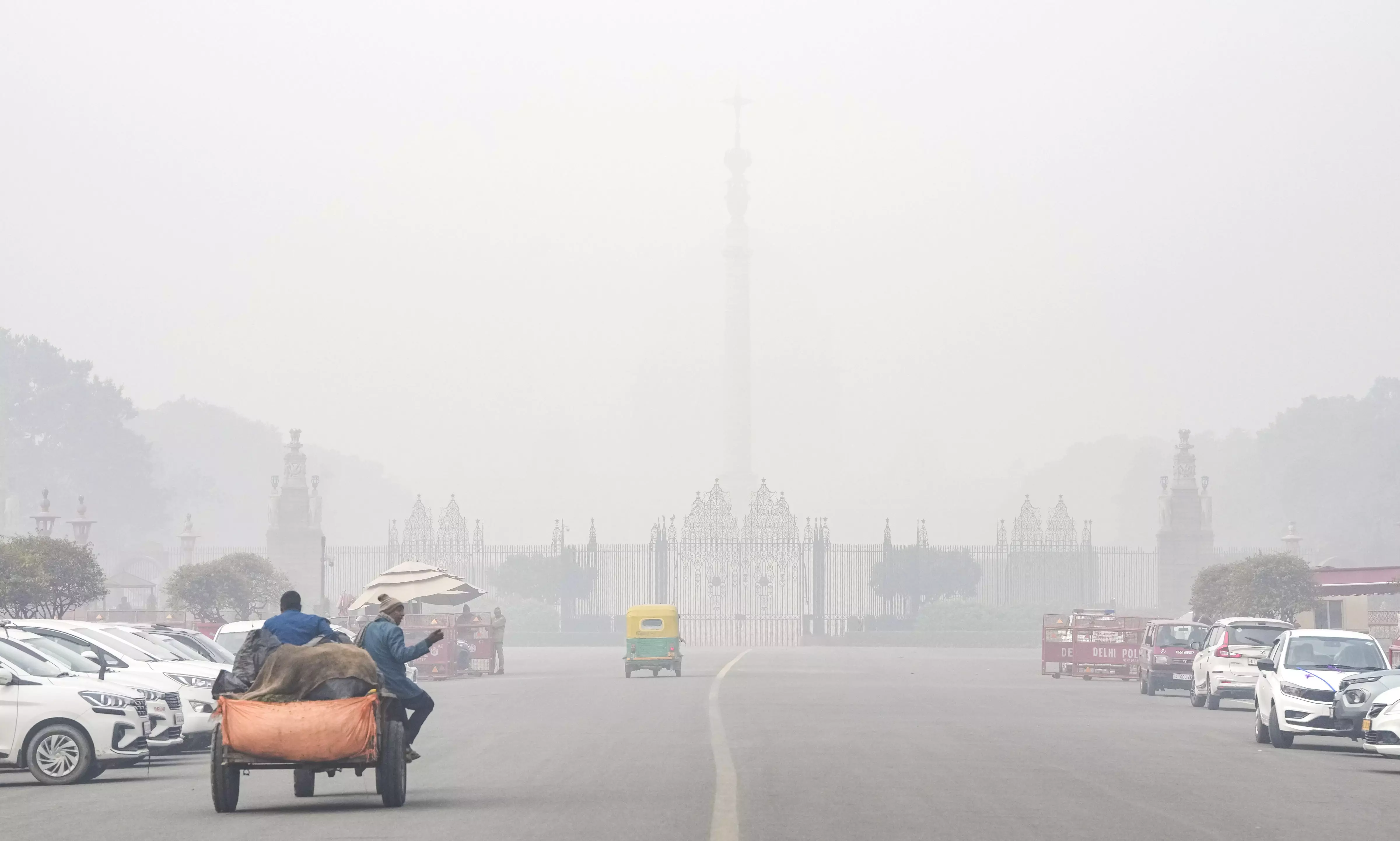 Fog blankets Delhi, train schedules disrupted