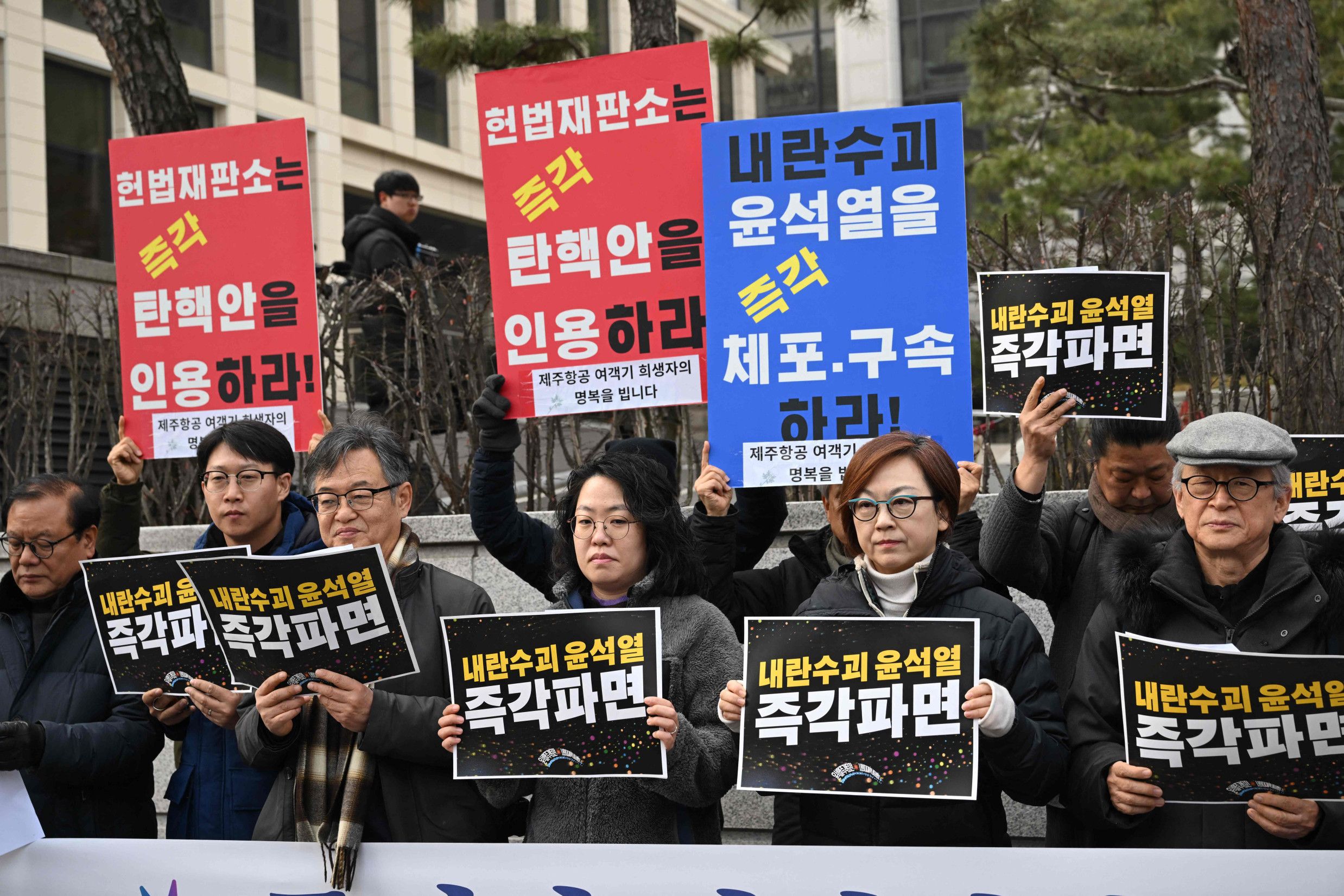 Clashes as S. Korean investigators attempt to arrest President Yoon